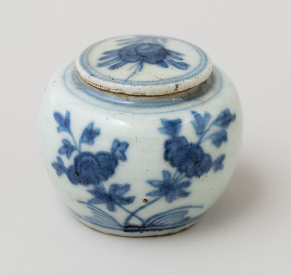 10 染付花文小壺