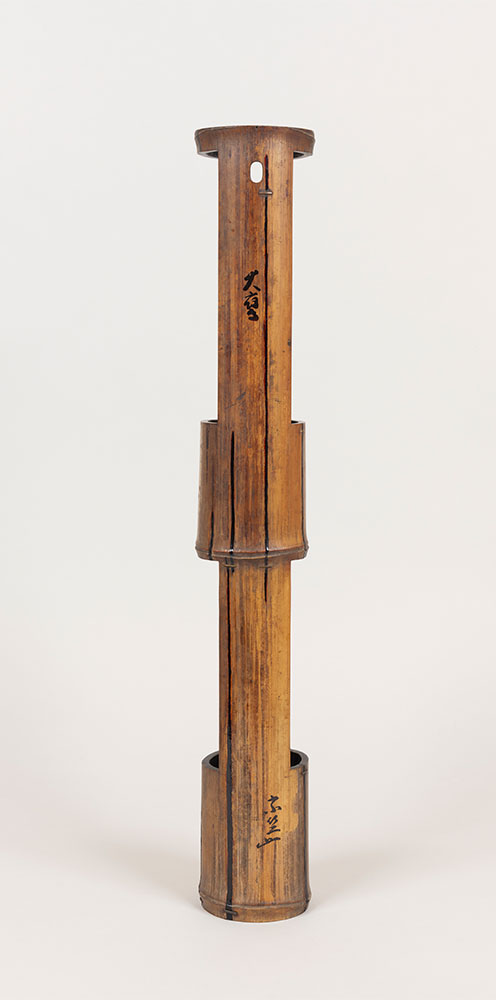 60 竹二重切花入 銘?大鷹